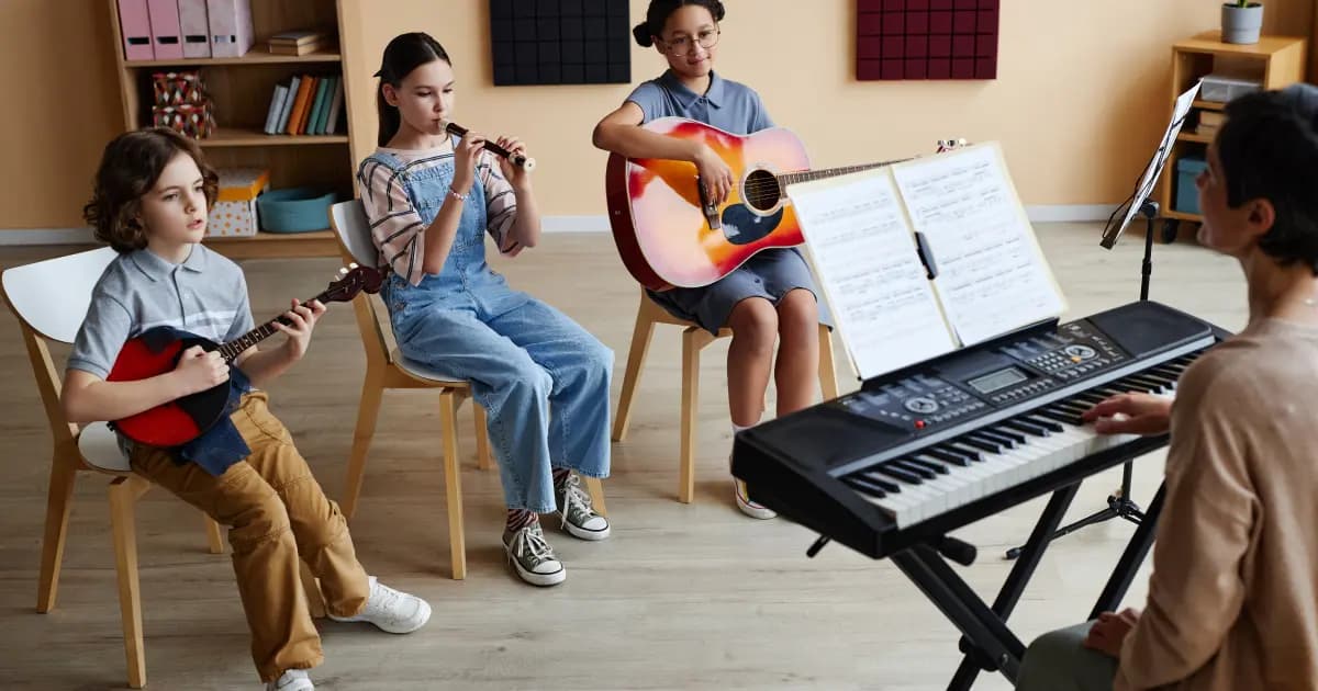 Copii care canta la diferite instrumente muzicale, intr-o sala a unei scoli de muzica